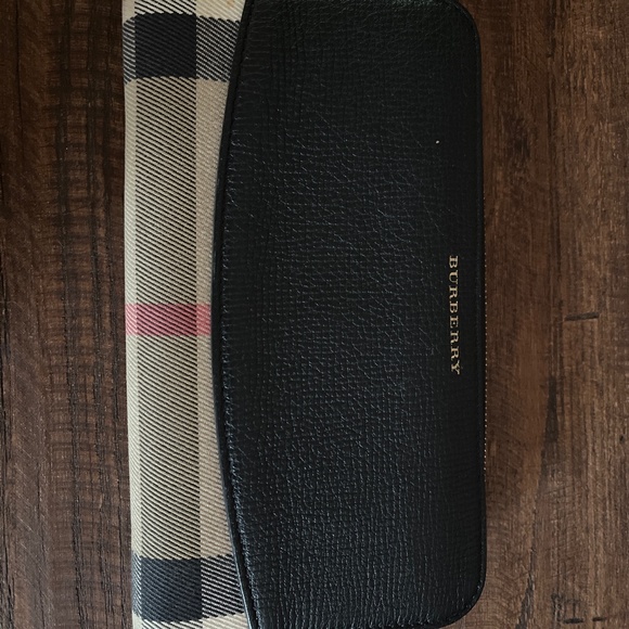 Burberry wallet- no flaws, gently used - Picture 1 of 4